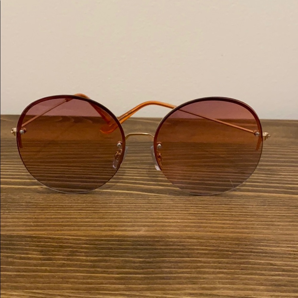 Round, pink tinted sun glasses